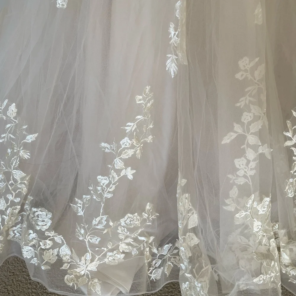 Gorgeous champagne lace wedding gown - Picture 11 of 12